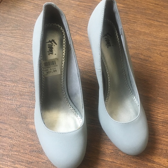 Gray Heels - Picture 4 of 4